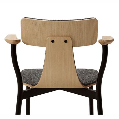 Rückansicht: Sancal Stuhl mit Armlehnen, Metallgestell, Holzlehne und grauem Sitzpolster.